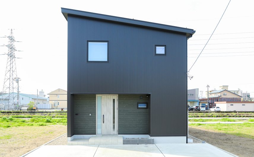 屋内のナチュラル感とは正反対に、金属サイディングでスマートにまとめた外観