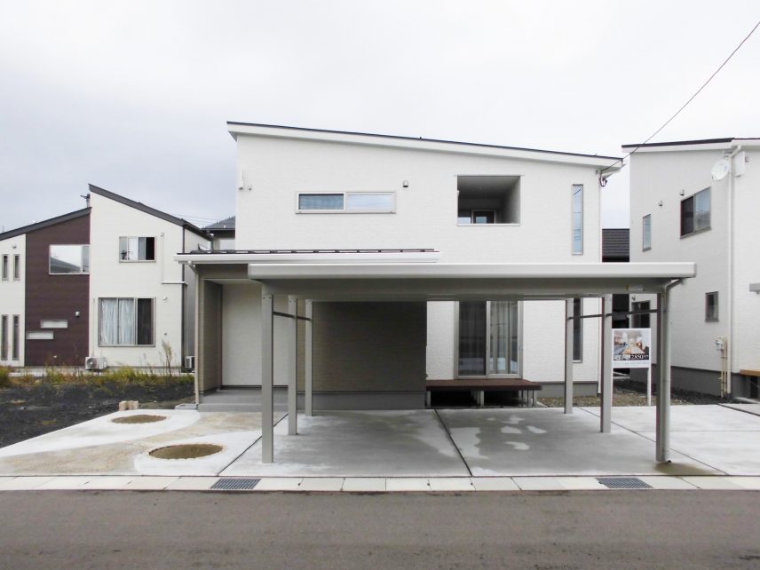 大きな片流れ屋根が安定感のある外観