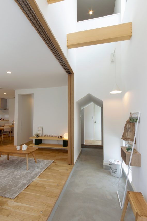 玄関に入った瞬間見えるリビングとのつながり