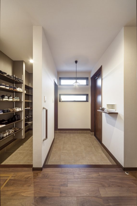 シューズクロークがあり、2方向上がれる玄関