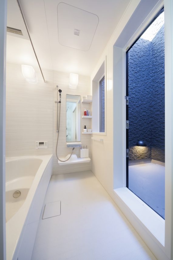 プライベートバルコニーのある浴室