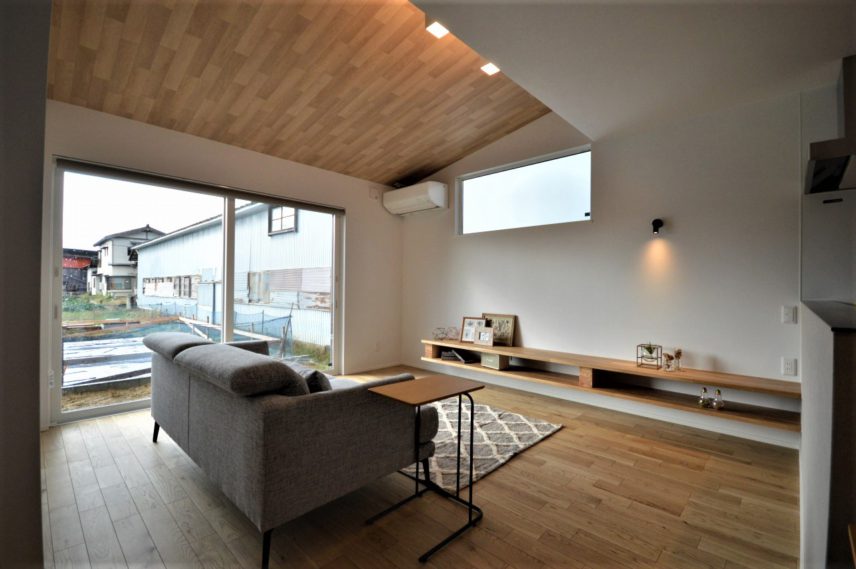 大きな窓から光が入り、庭に出たりできます。</br> カウンター材で造った造作のTVボードを備え付けに、浮かせたデザインなので床のお掃除も楽々。</br> エアコンはWi-Fi接続式で、外出先からもアプリで操作可能。</br>