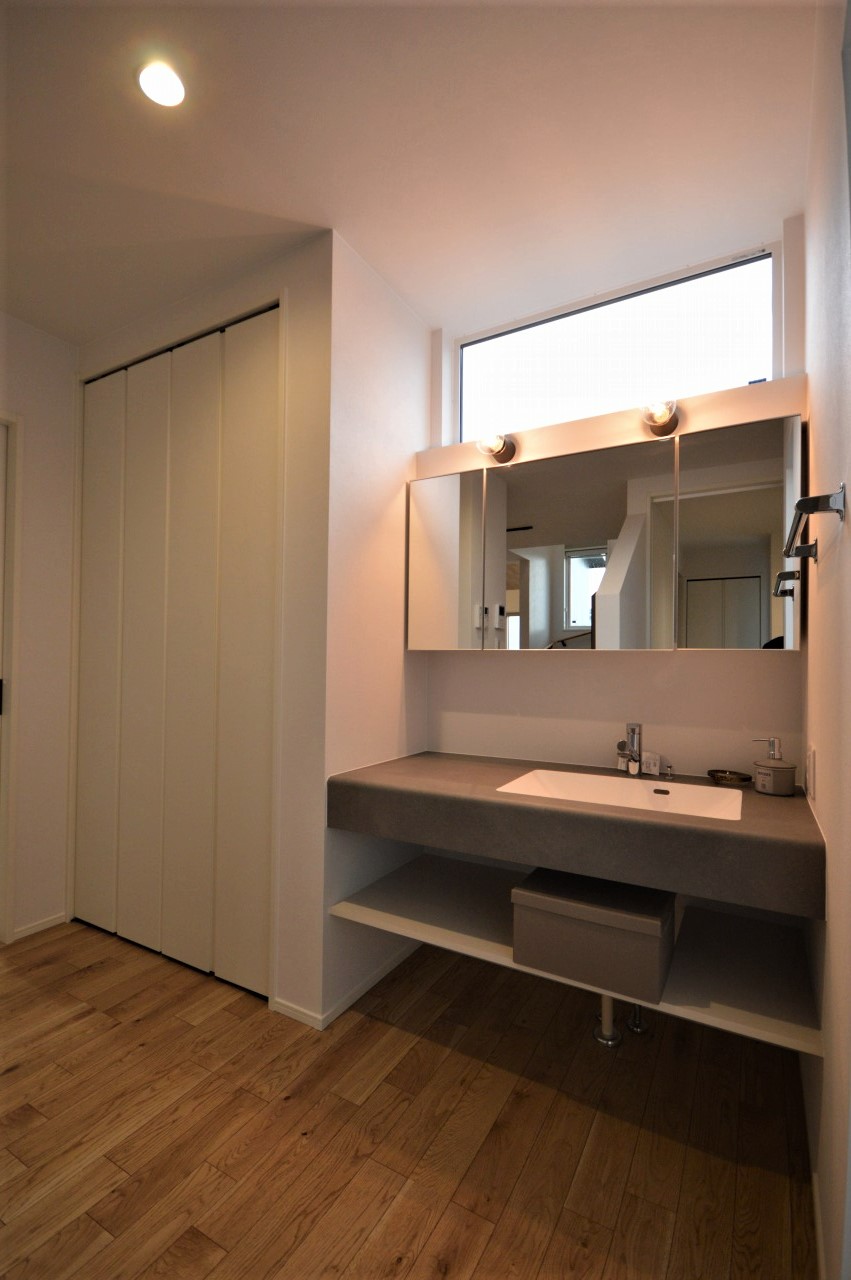 モルタル調の、幅が広い洗面台。