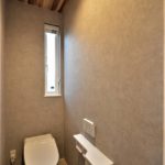 木目天井がおしゃれなトイレ。