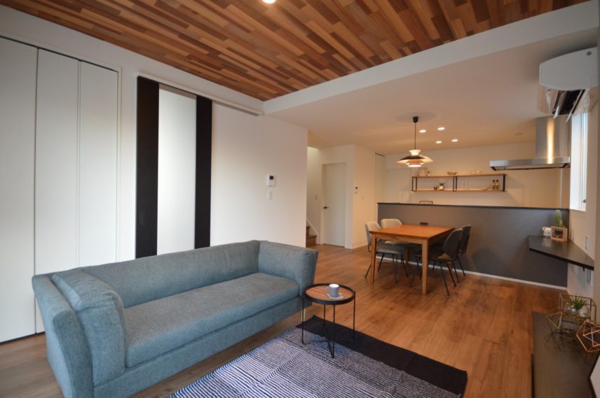 天井板張り風のリアルなクロスで印象的に。天井高2.6mの開放的なリビング。