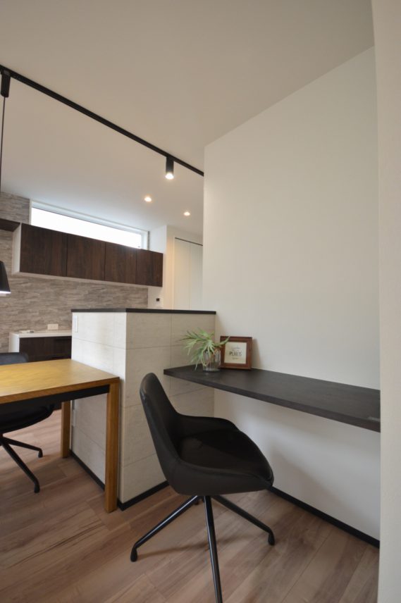 キッチン前のスタディースペース。ダイニングチェアを使えるので+で家具を用意しなくても良い形に。