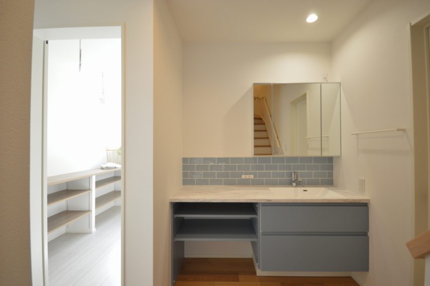 2階に水回りがあるお家。2Fホールに洗面スペース、隣にランドリーという配置。