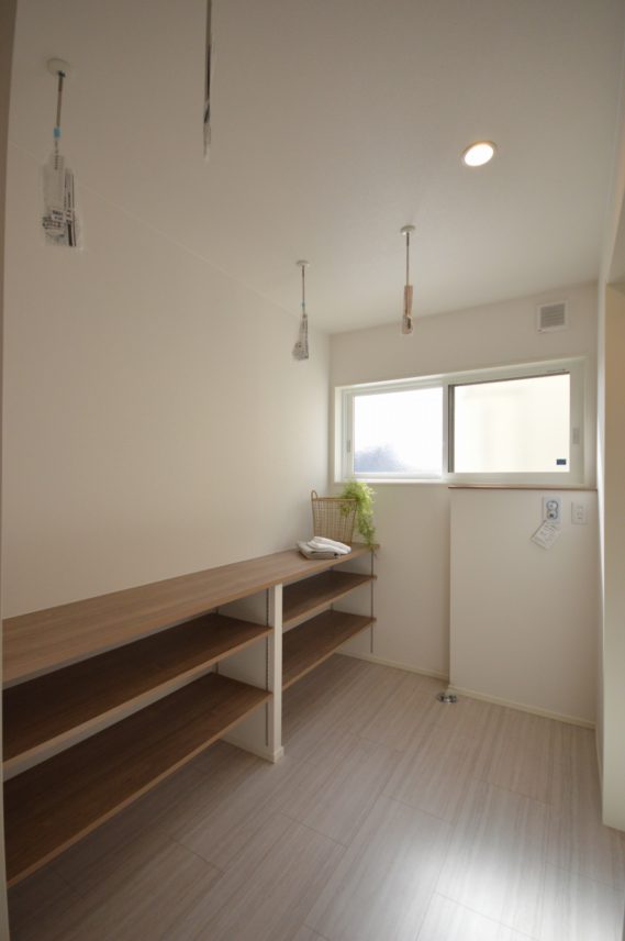 広いランドリーで楽々物干し+カウンターですぐ畳めます。2階なので各お部屋への収納も近くなります。