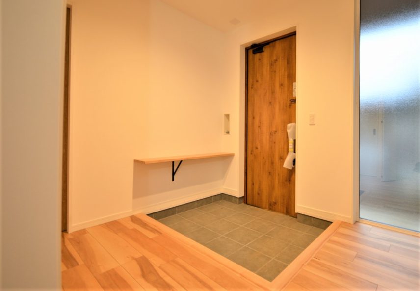 若世帯の玄関。