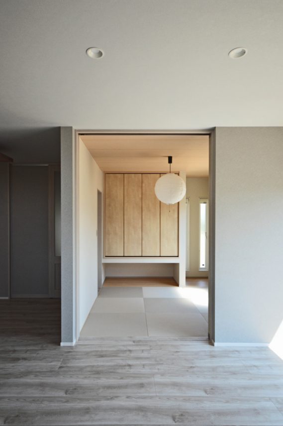 自然光でも光と影が引き立ち、雰囲気の良いモダン和室に。