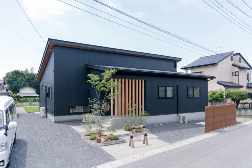 縦張りのサイディングでスタイリッシュな外観。玄関ポーチには柱現し仕上げにし、素材感も主張した見た目に。