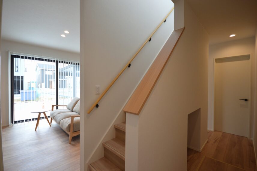 階段を中心に、リビング側のスペース、プライベート側(寝室・水回り)のスペースに分かれる回遊動線。