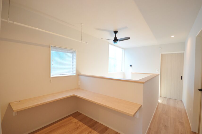 大型のFIX窓から採光する2階ホール。多目的に使える造作カウンター付。