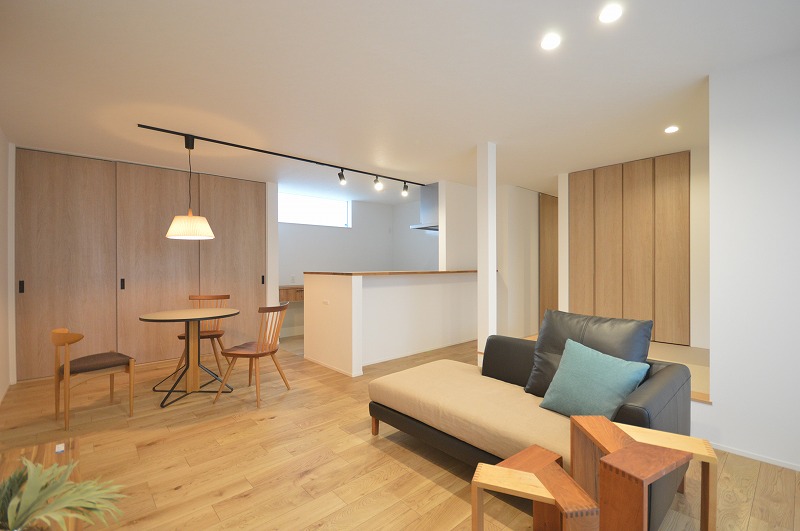 窓からの採光が明るい空間