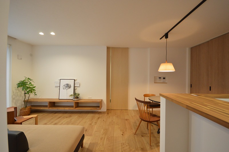 広さを演出する神谷建具製の背の高い扉