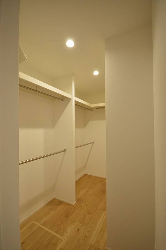 家族の衣類をまとめて管理できるウォークインクローゼット