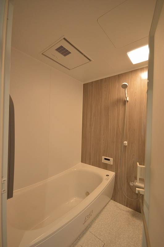 木目調の壁を採用しナチュラルな印象のバスルーム