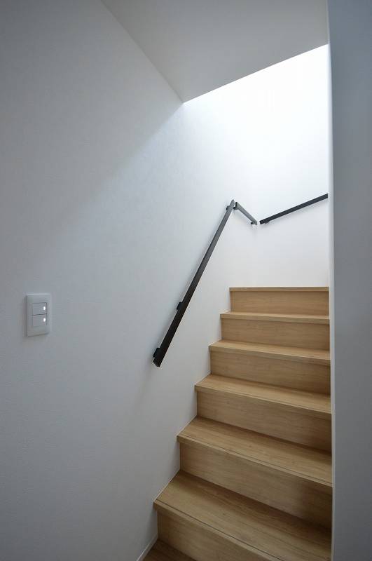 FIX窓を階段上に設置し採光を考慮