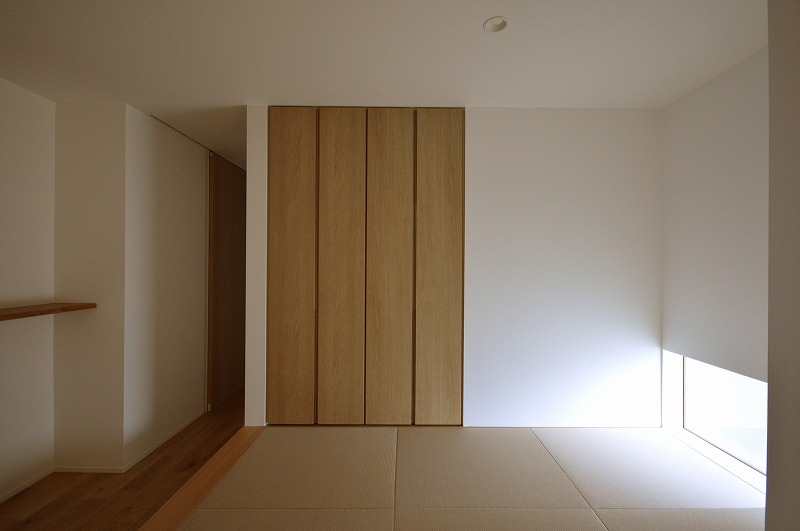 小上がりの和室と大きめの収納