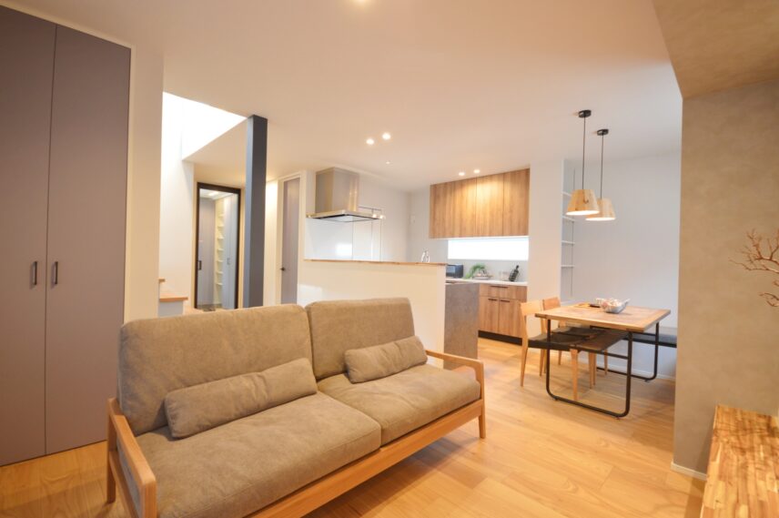 リビングからダイニング、キッチンを眺める。吹抜けからの採光が1階の明るさを引き立てる。