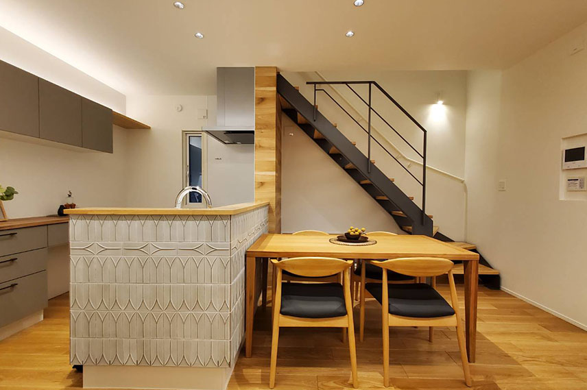 機能的なキッチンとダイニング