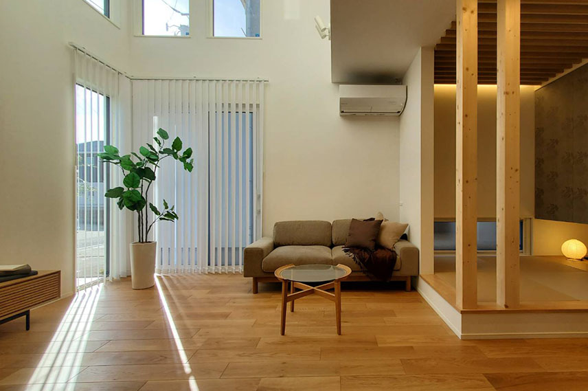 吹き抜けの開放感あふれるリビング空間