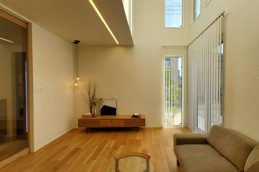 小上がりの和室から見た吹き抜けリビング