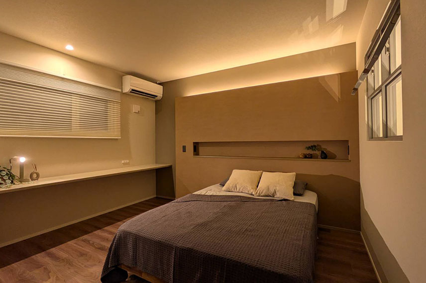 温かみのある照明が魅力の寝室