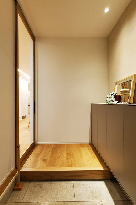 玄関を入るとあたたかみのあるフローリング