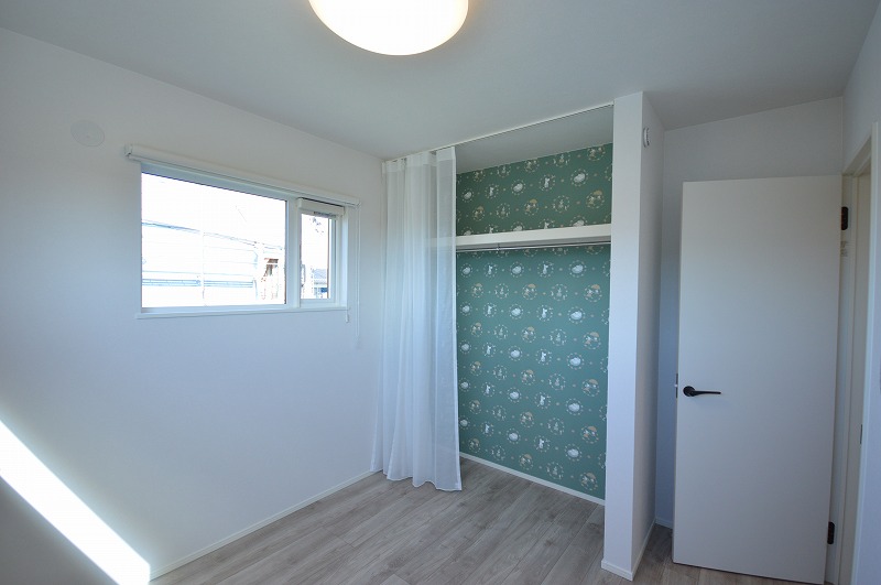 グリーンのアクセントクロスがかわいい子ども部屋