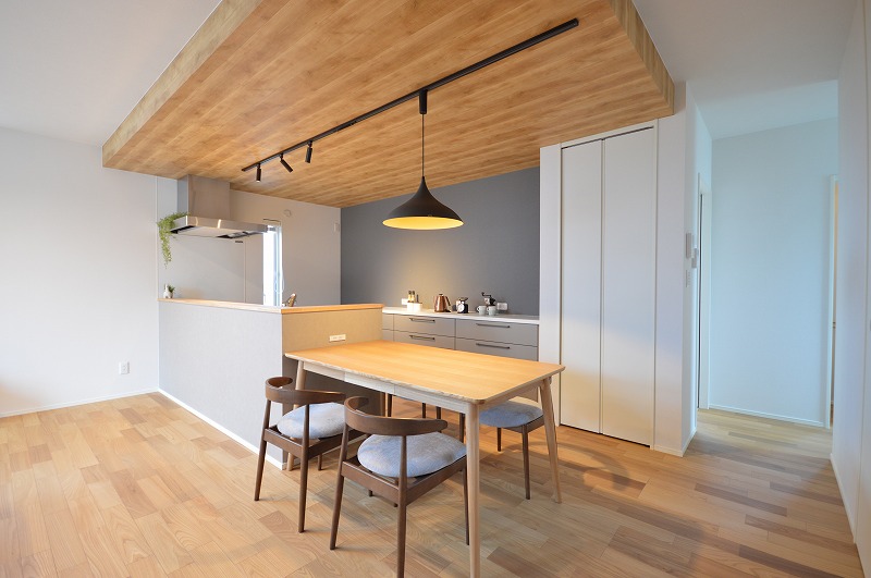 木目天井が温かみを演出するキッチン、充実した収納と作業スペース