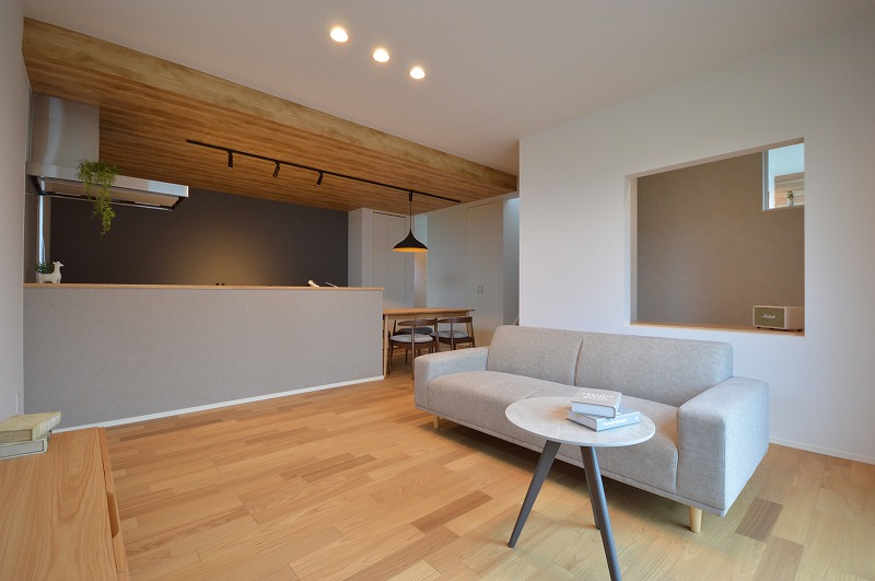 木目フローリングと白壁のコントラストが美しい明るいリビング空間